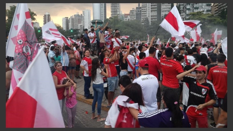 Los hinchas de River celebraron el título obtenido tras derrotar a Boca, su eterno rival.
