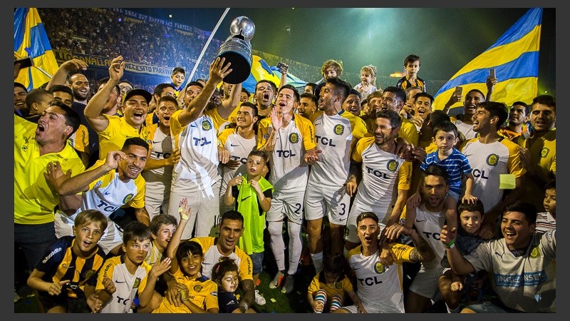 Jugadores y público, en un abrazo interminable.