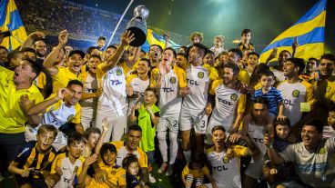 Jugadores y público, en un abrazo interminable.