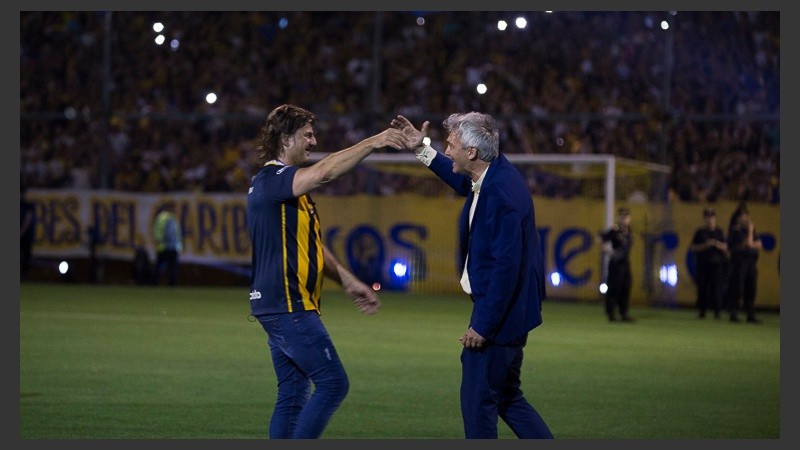 Hinchas y jugadores festejaron el título de Copa Argentina en un Gigante colmado. 
