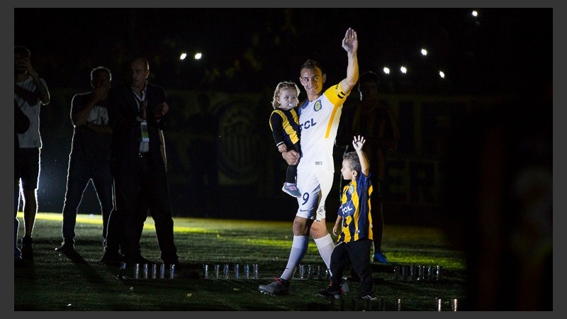 Hinchas y jugadores festejaron el título de Copa Argentina en un Gigante colmado. 