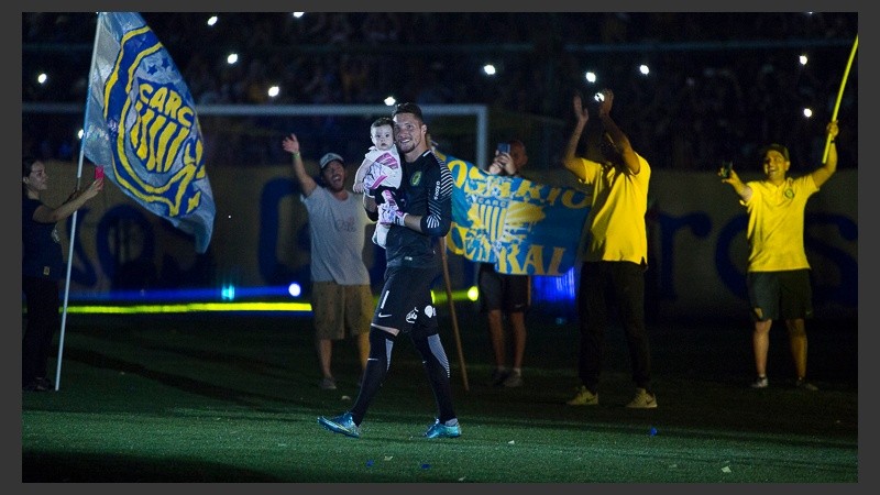 Hinchas y jugadores festejaron el título de Copa Argentina en un Gigante colmado. 