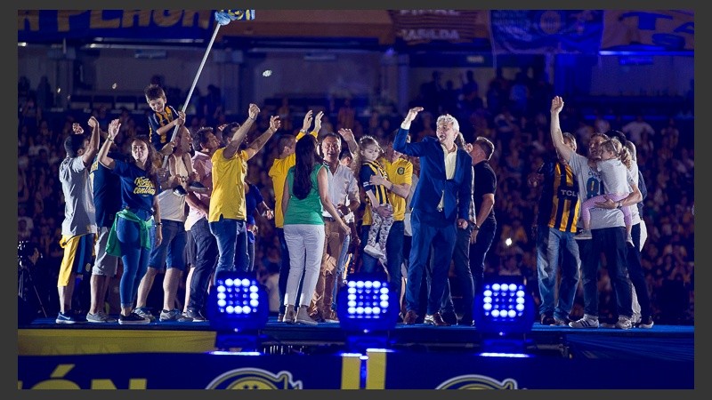 Hinchas y jugadores festejaron el título de Copa Argentina en un Gigante colmado. 