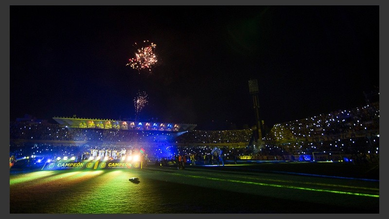 Hinchas y jugadores festejaron el título de Copa Argentina en un Gigante colmado. 