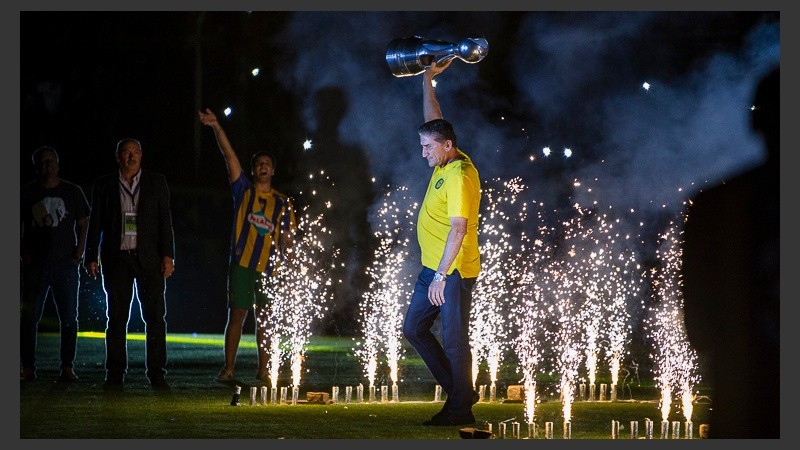 Bauza entró con la copa en mano.