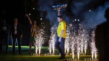Hinchas y jugadores festejaron el título de Copa Argentina en un Gigante colmado.