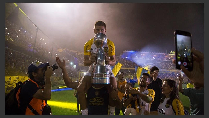 El colo Gil festejando con la copa.