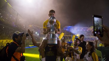 Hinchas y jugadores festejaron el título de Copa Argentina en un Gigante colmado.