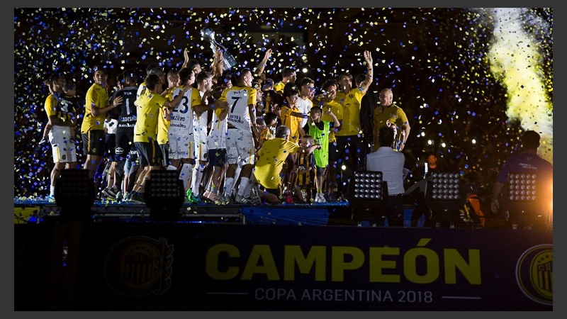 Hinchas y jugadores festejaron el título de Copa Argentina en un Gigante colmado. 