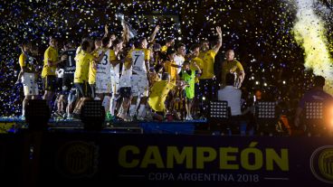 Hinchas y jugadores festejaron el título de Copa Argentina en un Gigante colmado.