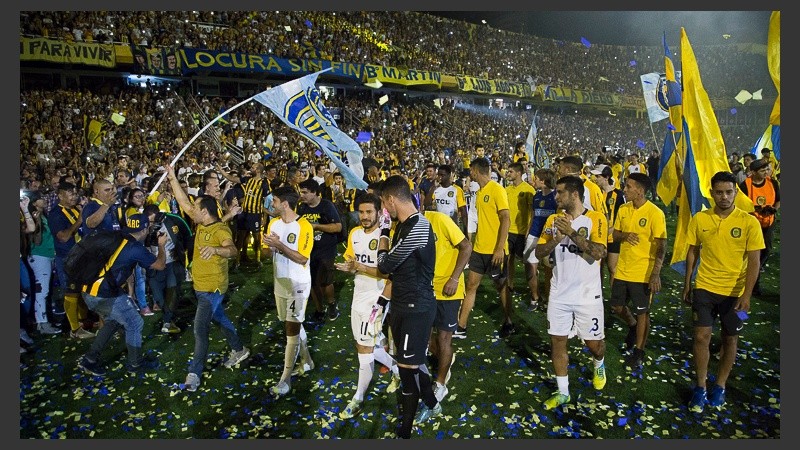 Hinchas y jugadores festejaron el título de Copa Argentina en un Gigante colmado. 