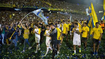 Hinchas y jugadores festejaron el título de Copa Argentina en un Gigante colmado.