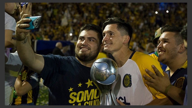 Hinchas y jugadores celebraron a pleno este domingo.