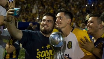 Hinchas y jugadores festejaron el título de Copa Argentina en un Gigante colmado.