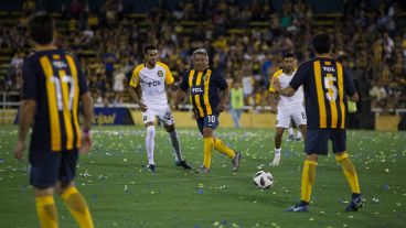 Hinchas y jugadores festejaron el título de Copa Argentina en un Gigante colmado.