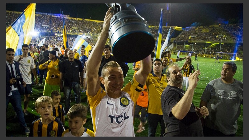 Hinchas y jugadores festejaron el título de Copa Argentina en un Gigante colmado. 