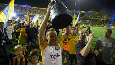 Hinchas y jugadores festejaron el título de Copa Argentina en un Gigante colmado.