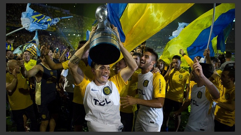 Hinchas y jugadores festejaron el título de Copa Argentina en un Gigante colmado. 