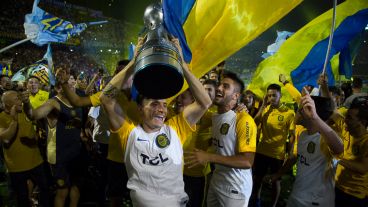 Hinchas y jugadores festejaron el título de Copa Argentina en un Gigante colmado.
