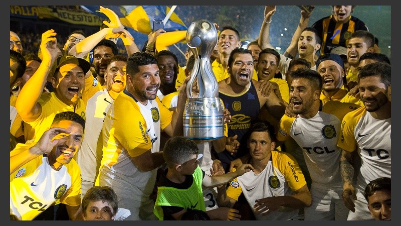 Hinchas y jugadores festejaron el título de Copa Argentina en un Gigante colmado. 