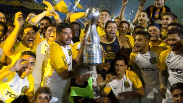 Hinchas y jugadores festejaron el título de Copa Argentina en un Gigante colmado.
