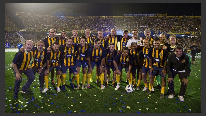 Viejas glorias del club presentes en la noche del domingo.