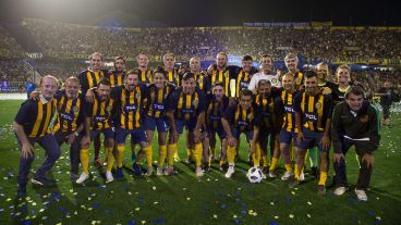Hinchas y jugadores festejaron el título de Copa Argentina en un Gigante colmado.