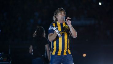 Hinchas y jugadores festejaron el título de Copa Argentina en un Gigante colmado.