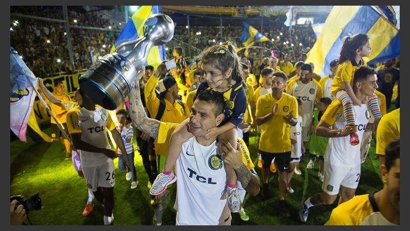 Hinchas y jugadores festejaron el título de Copa Argentina en un Gigante colmado. 