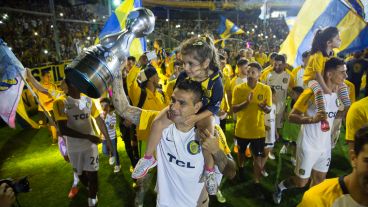 Hinchas y jugadores festejaron el título de Copa Argentina en un Gigante colmado.
