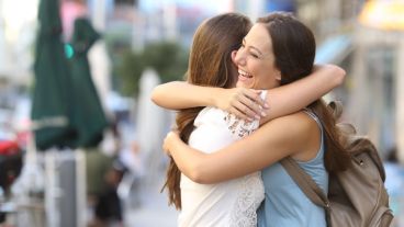 Un abrazo puede afectar positivamente nuestro estado emocional y, por lo tanto, nuestra salud en general.