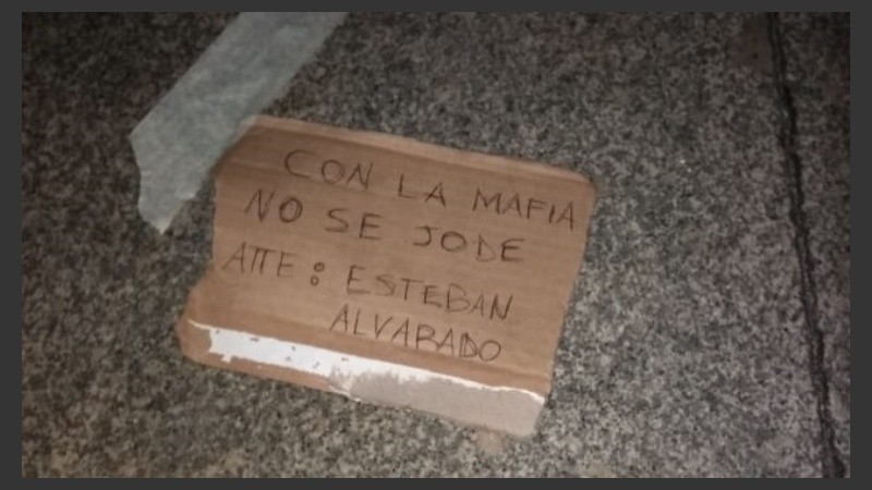 El cartel fue dejado en uno de los ingresos a los Tribunales Provinciales.