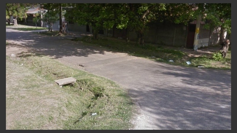 La esquina de México y Pitágoras, donde fue hallado el joven golpeado en la zanja.