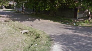 La esquina de México y Pitágoras, donde fue hallado el joven golpeado en la zanja.