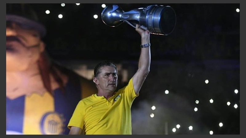 La copa, en las manos de Bauza. Ahora le tocará al Loncho.