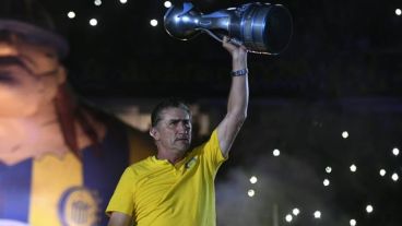 La copa, en las manos de Bauza. Ahora le tocará al Loncho.