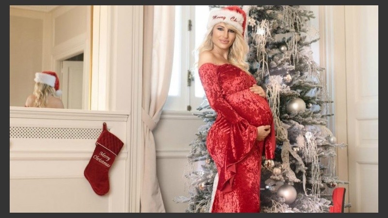 Vicky luciendo su gran panza junto al árbol de Navidad. 