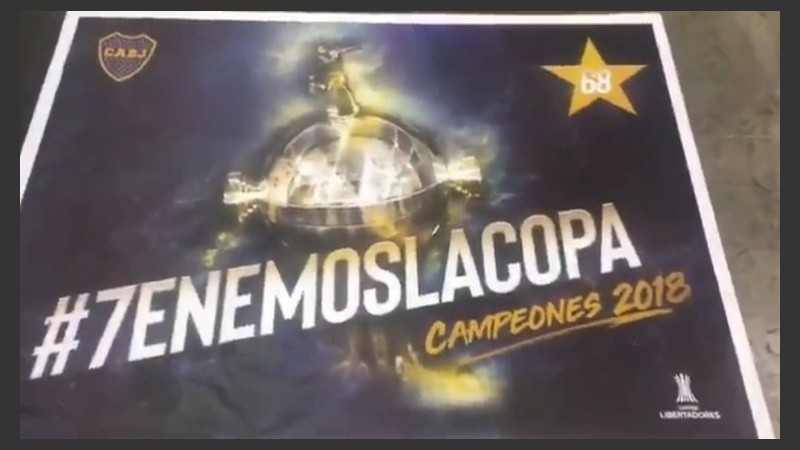 Los afiches que tenía listos Boca para el festejo.