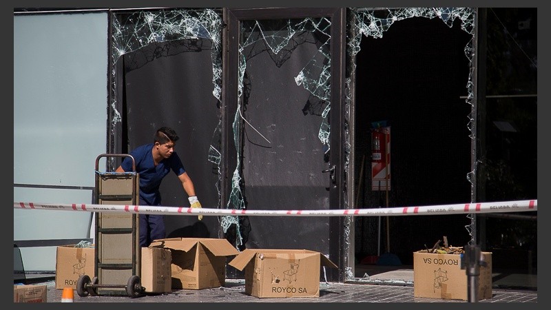 Los vidrios baleados fueron cambiados horas después.