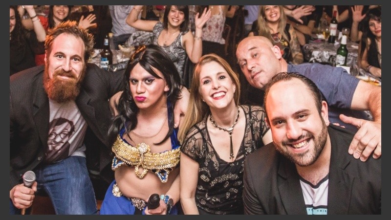 Fulanos fusiona el humor con monólogos temáticos y personales.