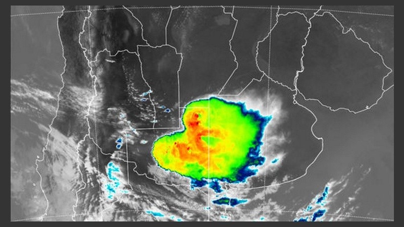 El fenómeno meteorológico avanzaba de sur a norte por la tarde. 