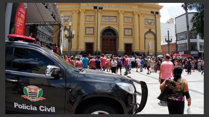 La policía arribó al lugar y encontró al tirador sin vida con el arma en su mano.