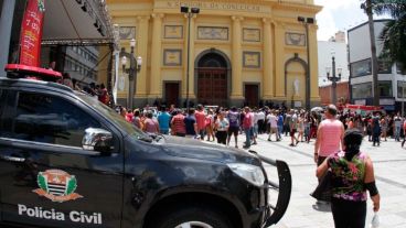 La policía arribó al lugar y encontró al tirador sin vida con el arma en su mano.