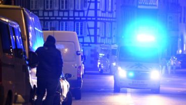 Un vehículo de los servicios de emergencias pasa cerca del lugar del tiroteo.