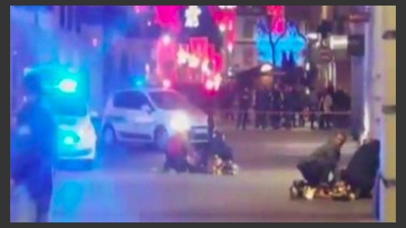 Los socorristas atienden a las víctimas tendidas en el suelo. 