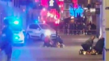 Los socorristas atienden a las víctimas tendidas en el suelo.