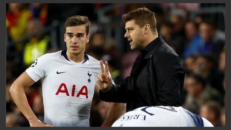 Pochettino da indicaciones en el Camp Nou.