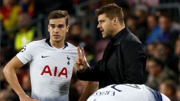 Pochettino da indicaciones en el Camp Nou.