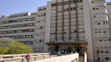 La joven está internada en el Hospital Central de Mendoza.
