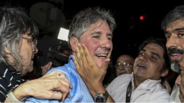 Boudou fue recibido por militantes en las afueras de Ezeiza.